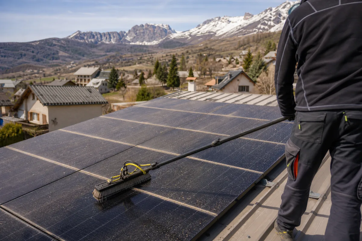 Nettoyage de printemps à La Salle-les-Alpes : pollens, sable et poussières de la vallée de la Guisane (Serre Chevalier)
